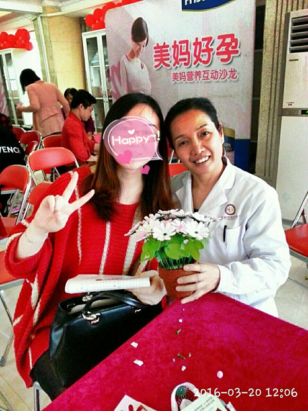 幸福孕妈与蔡红月主任在活动现场合影.jpg
